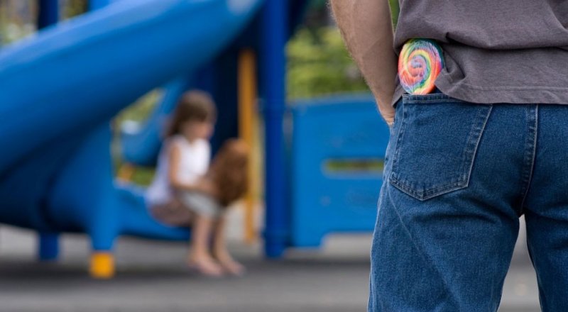 Предупредите своих детей! В Днепре мужчина пристает к детям и садит к себе в авто