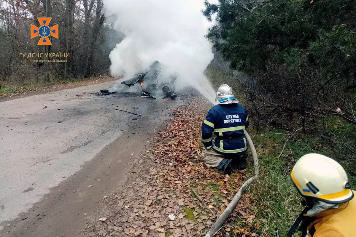 На Дніпропетровщині полум’я охопило машину просто під час руху