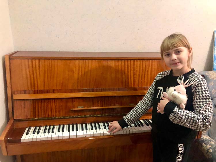 Рождественское чудо: волонтеры из Днепра исполнили мечту дочери погибшего на передовой криворожанина