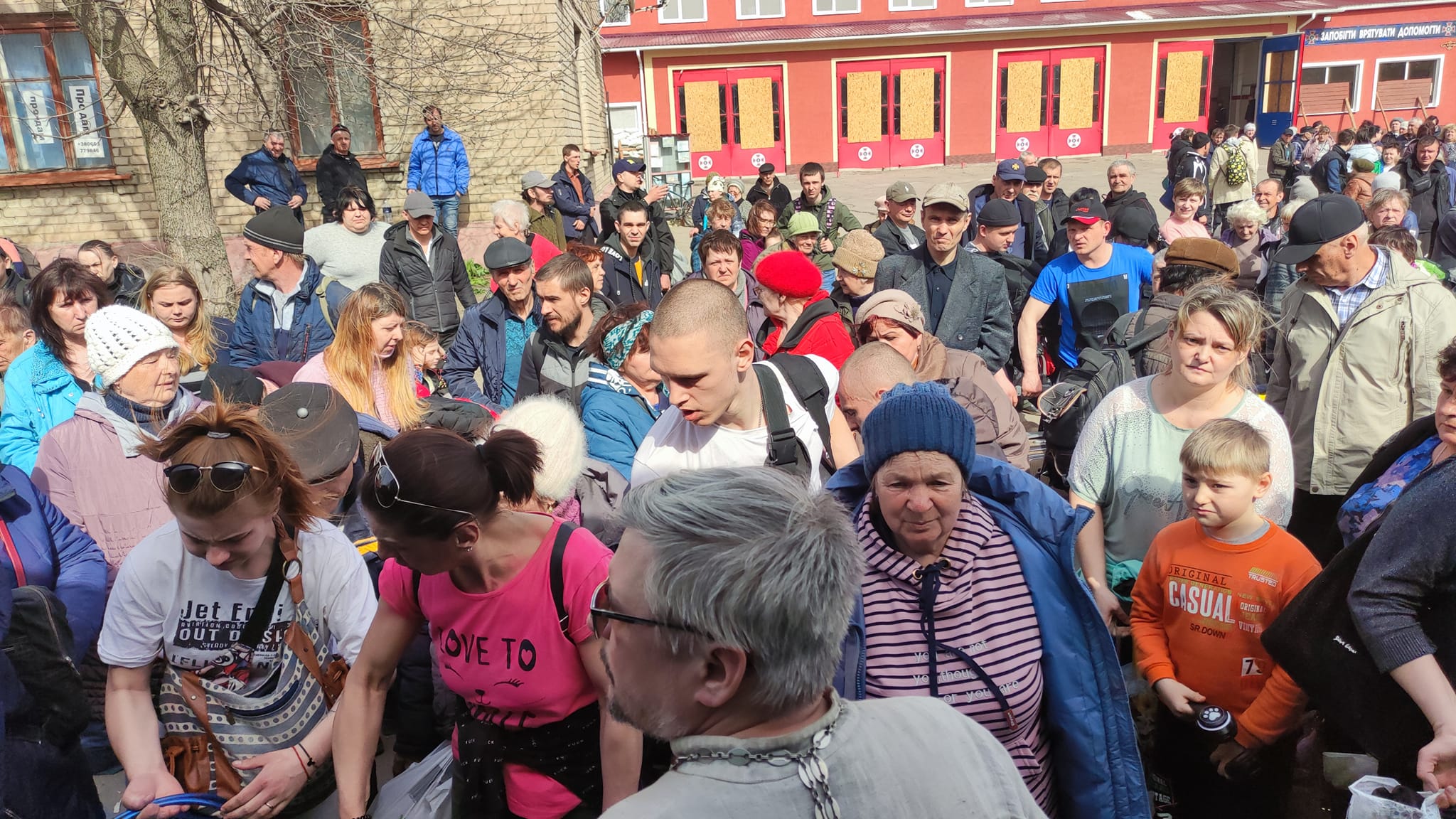 Окупанти обстрілюють село за селом, місто за містом: волоський шелтер вивіз з Лисичанська понад 500 людей (ВІДЕО)