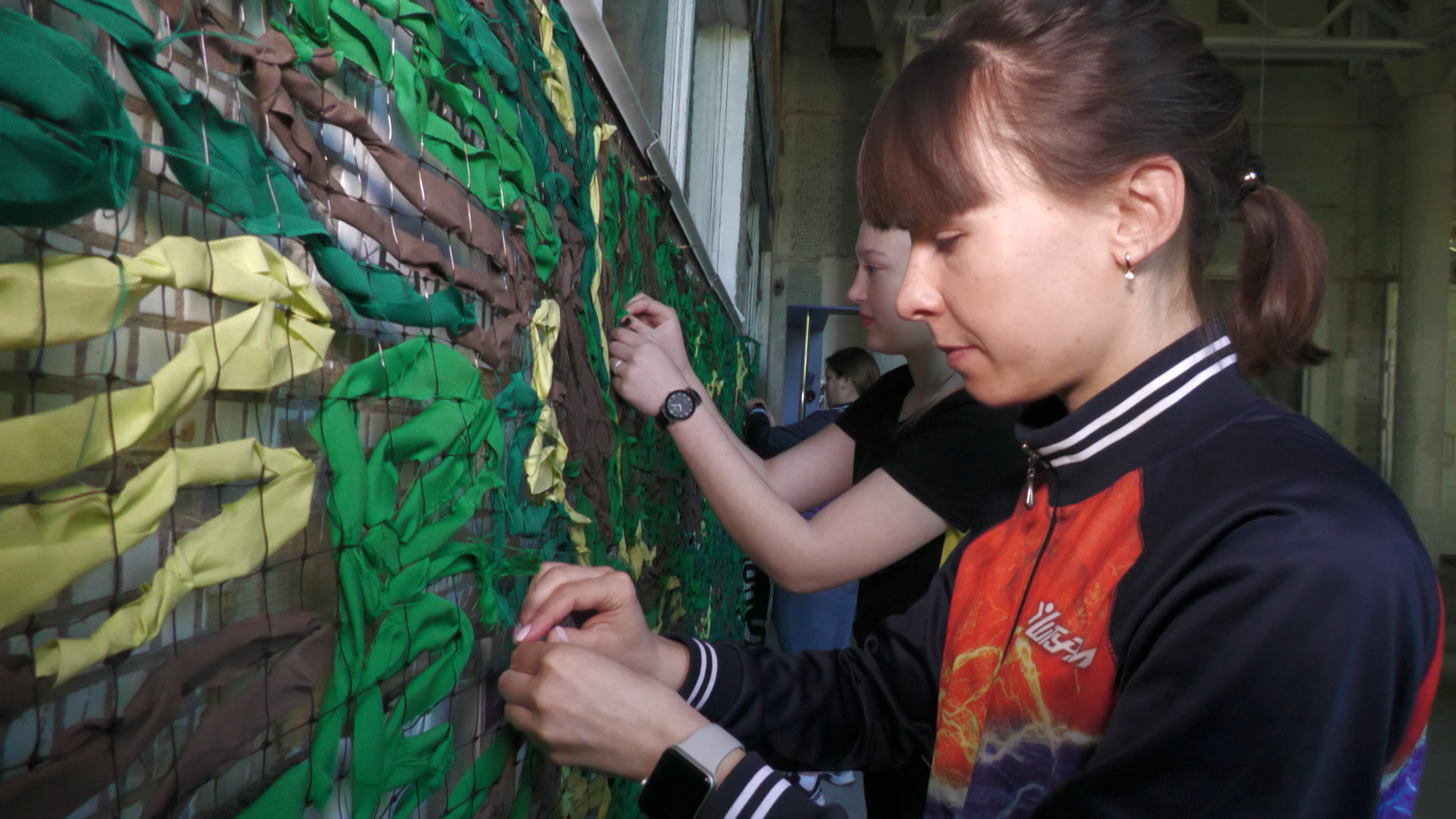 У найбільшому в Дніпрі позашкільному закладі “Штурм” діти плетуть маскувальні сітки (відео)