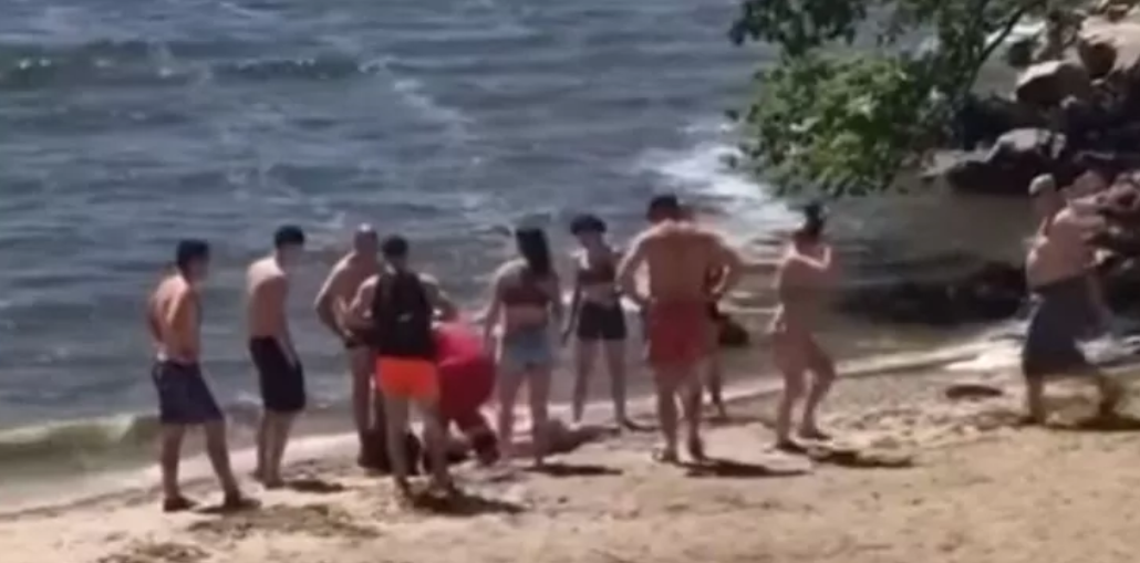 Весь пляж сбежался спасать: под Днепром молодой человек ушел под воду (ВИДЕО)