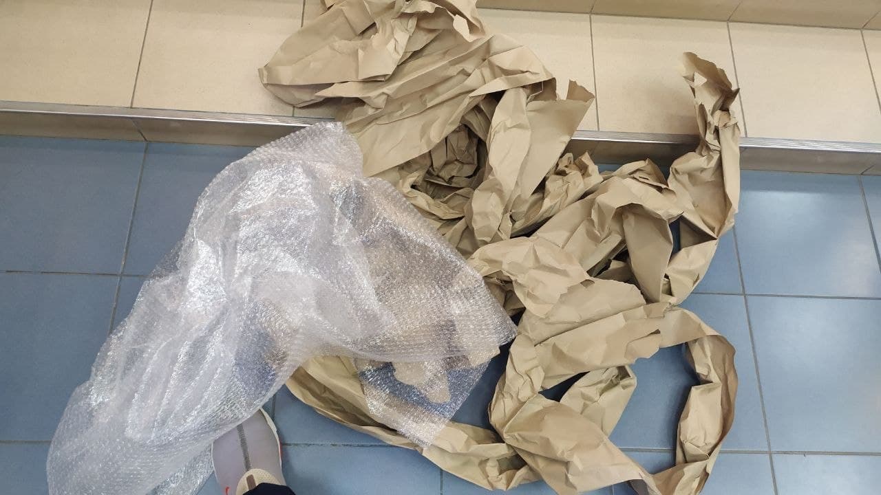 Новая Почта зарабатывает на воздухе: в Днепре бутылку весом 2 кг упаковали в ящик 10 кг (ФОТО)
