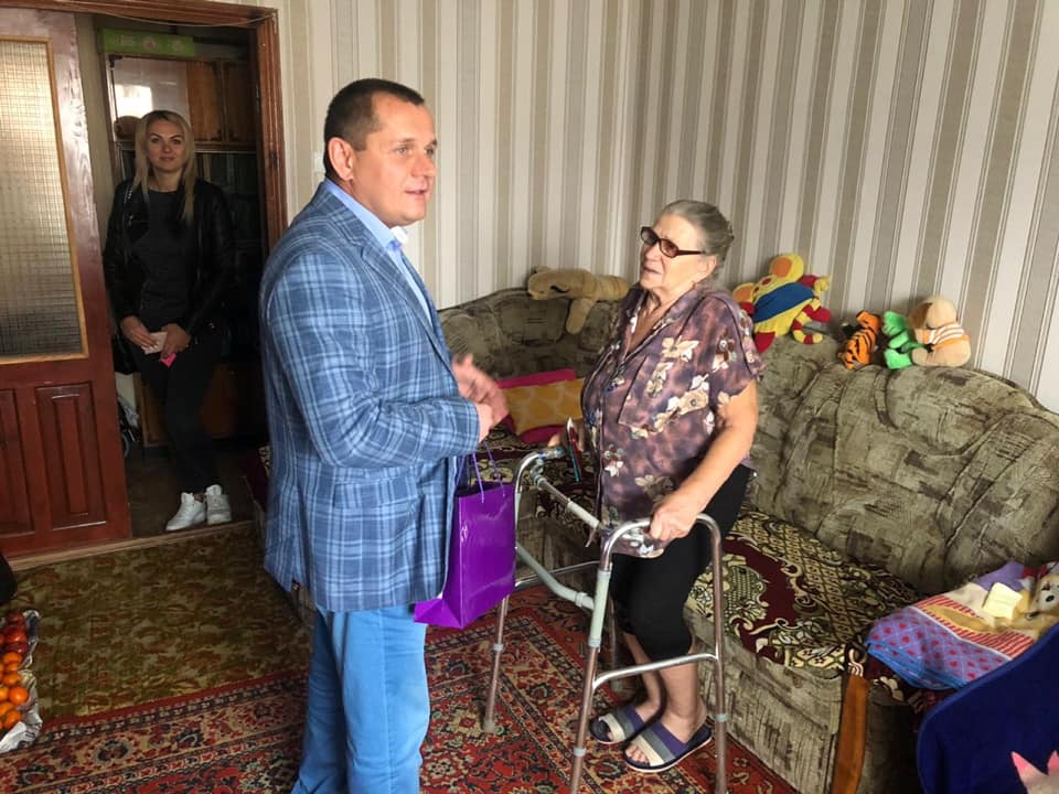 В Днепре победители конкурса получили подарки ко Дню пожилого человека
