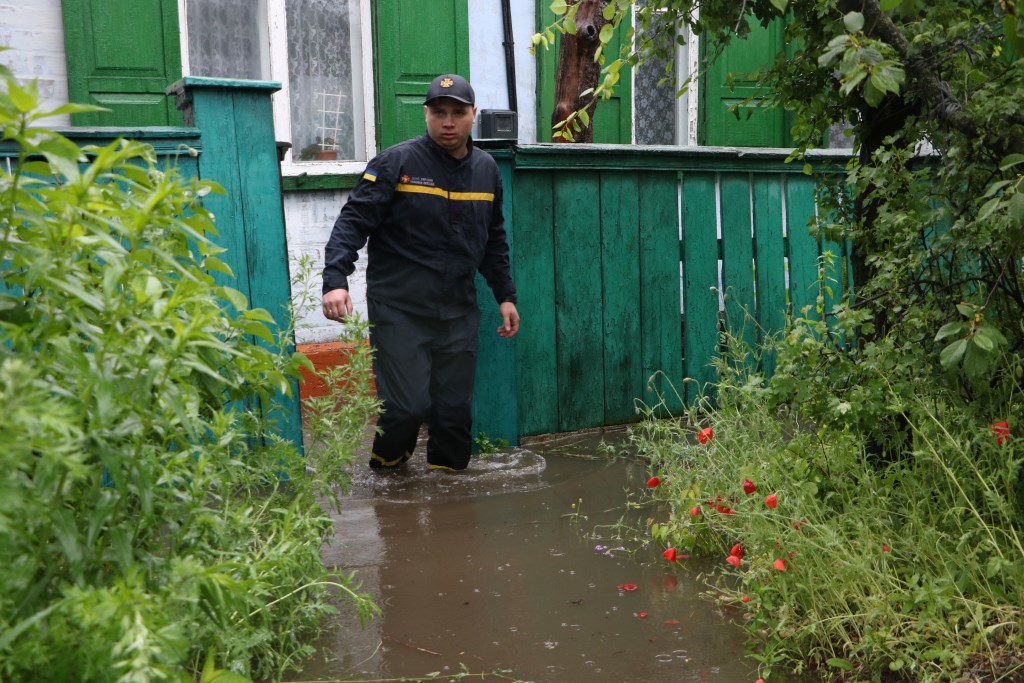 Спасатели Днепра третьи сутки ликвидируют последствия подтопления (ФОТО, ВИДЕО)