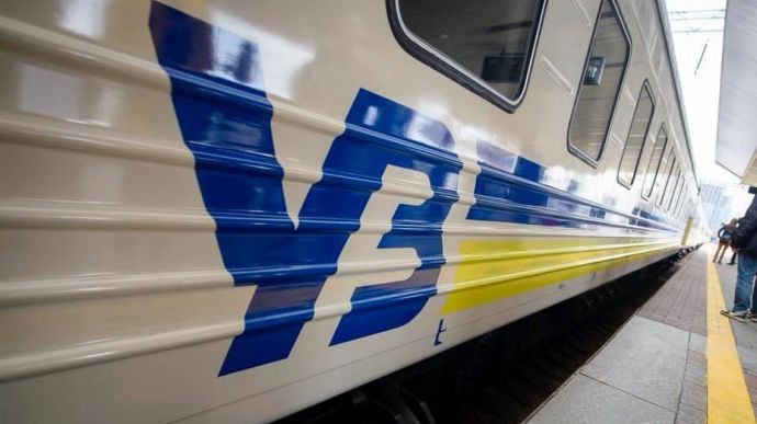 Через ворожий обстріл під Нікополем затримуються пасажирські потяги. Подробиці