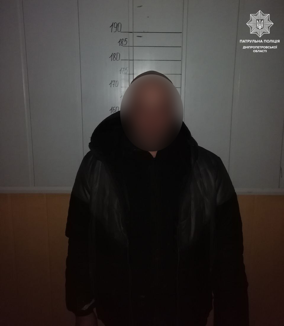У Дніпрі чоловік у розшуку кидався з топором на співмешканку на очах у трьох дітей