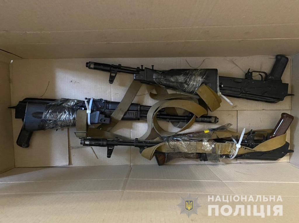 Под Днепром двое в масках с пистолетом и топором совершили налет на частный дом