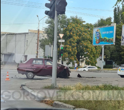 Не уступил дорогу: в Днепре столкнулись Nissan и ЗАЗ (ФОТО)