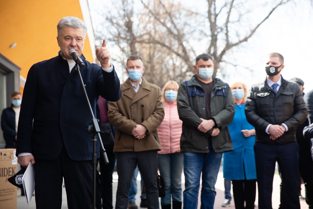 «Якби я міг купити вакцини, я б це зробив просто зараз» – Порошенко передав кисневі концентратори в лікарню на Київщині