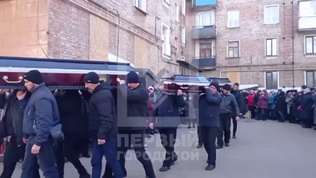 Не стримуючи сліз. Кривий Ріг  попрощався із родиною, яка загинула під час ворожої атаки на житловий будинок