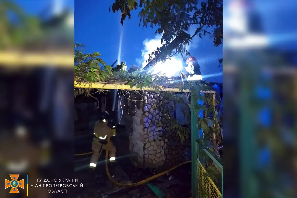 15 рятувальників гасили пожежу: на Дніпропетровщині спалахнув будинок (Фото)