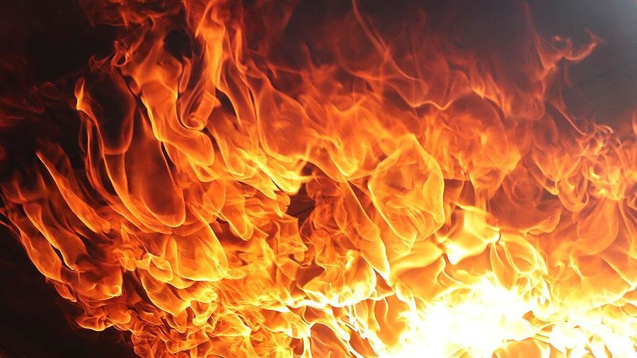 У Дніпровському районі велика пожежа майже повністю знищила житловий будинок