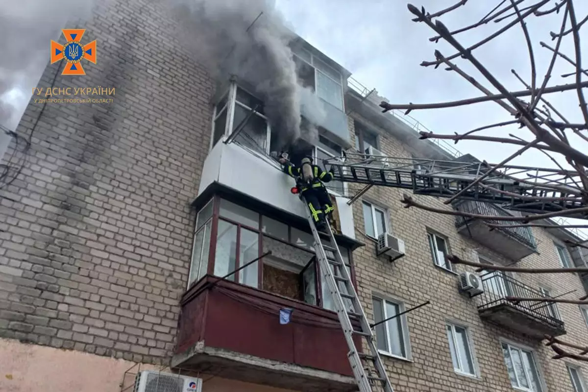 У Павлограді місцеві вогнеборці врятували чоловіка під час пожежі
