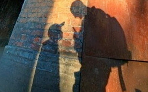 Будьте осторожны! В Днепре мужчина с котенком пристает к детям и проводит их домой