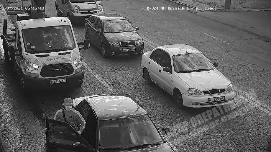 Вознаграждение гарантировано: в Днепре молодчики Краснова пробивают колеса коммунальщикам (ФОТО, ВИДЕО)