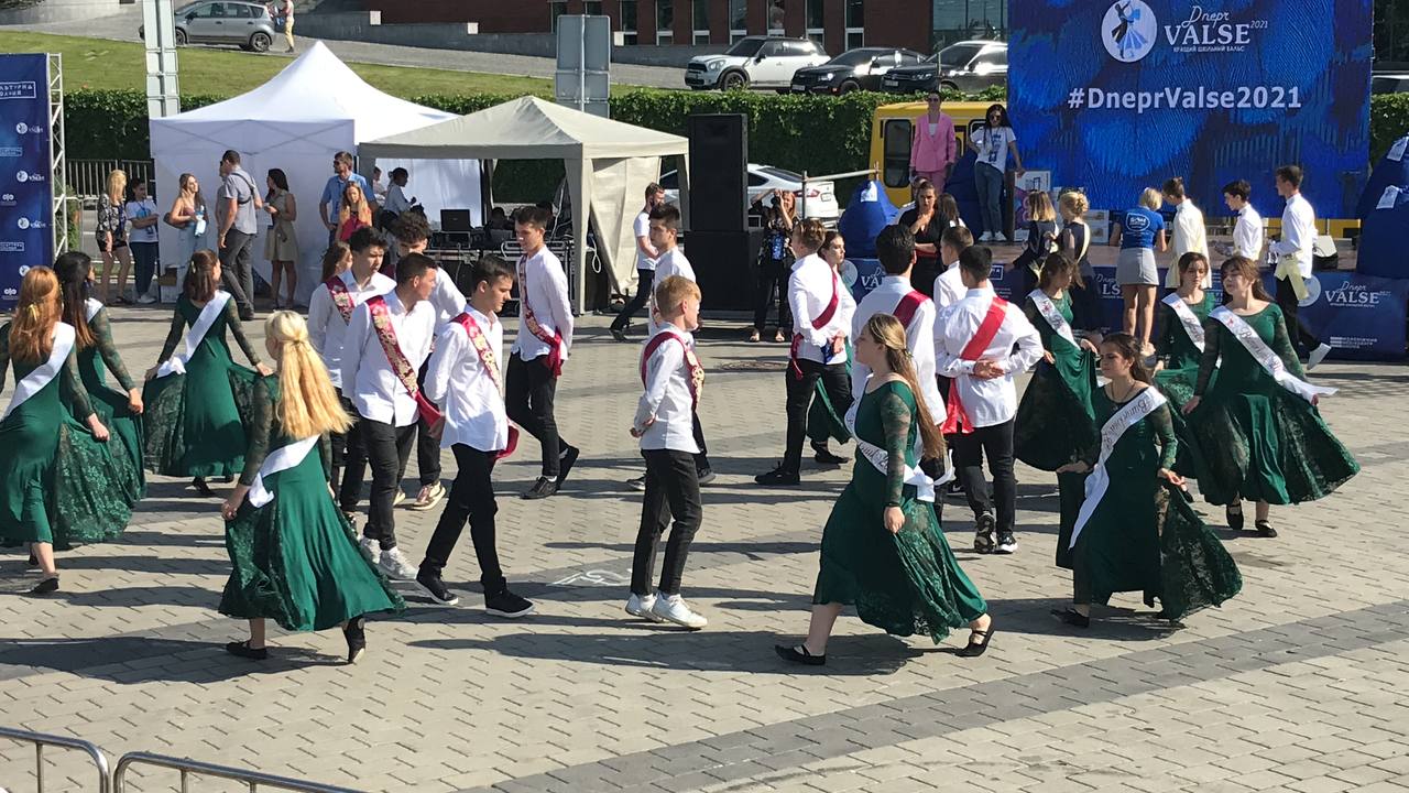 Зажгли драйвом весь город: в Днепре прошел ежегодный фестиваль школьного выпускного вальса (ВИДЕО)