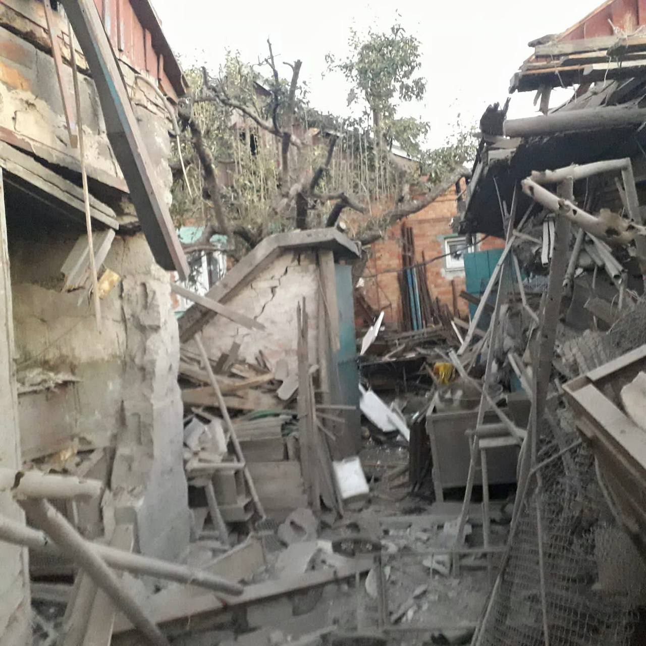 На Дніпропетровщині ніч знову була з тривогами та обстрілами: з`явились фото з місць трагедії