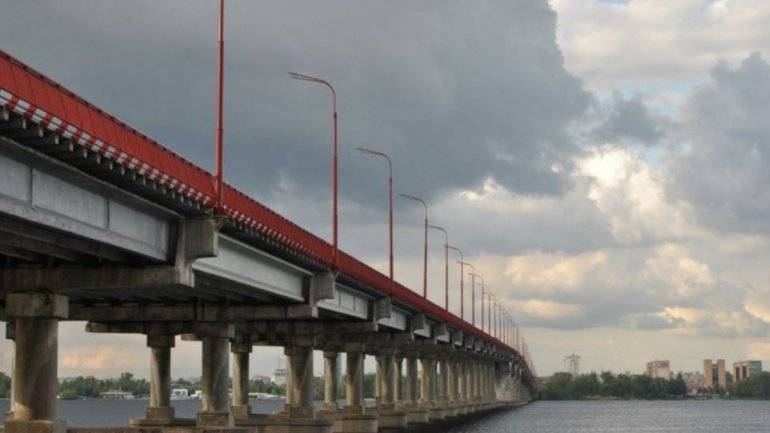 Тимчасове перекриття руху для велосипедистів і пішоходів Центральним мостом