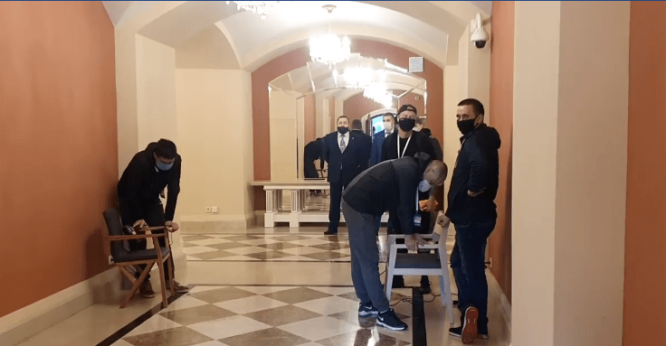 Как Зеленскому грели стул феном перед пресс-конференцией (ВИДЕО)