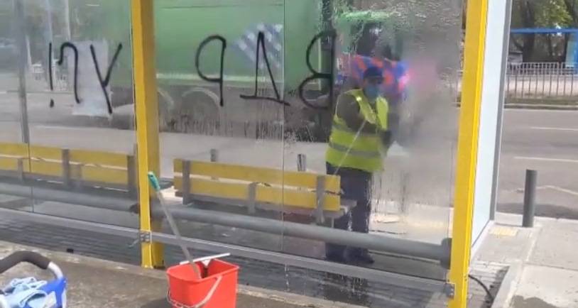 У Дніпрі вандали продовжують розмальовувати зупинки