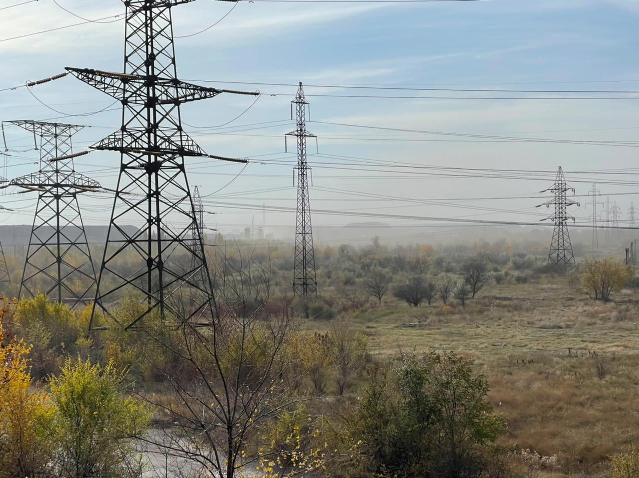 Не выходите из дома: в Кривом Роге город накрыла пыльная буря (ФОТО)