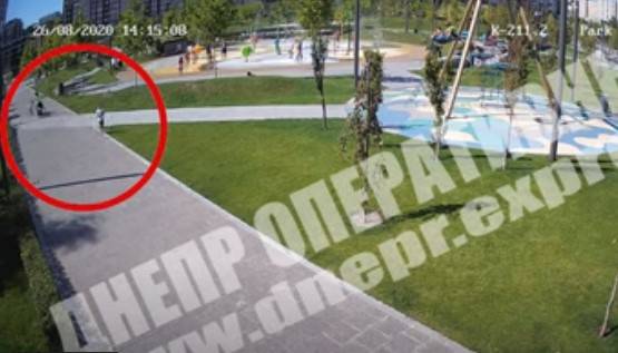 В Днепре в сквере «Прибрежный» подросток на скутере сбил ребенка (ВИДЕО)