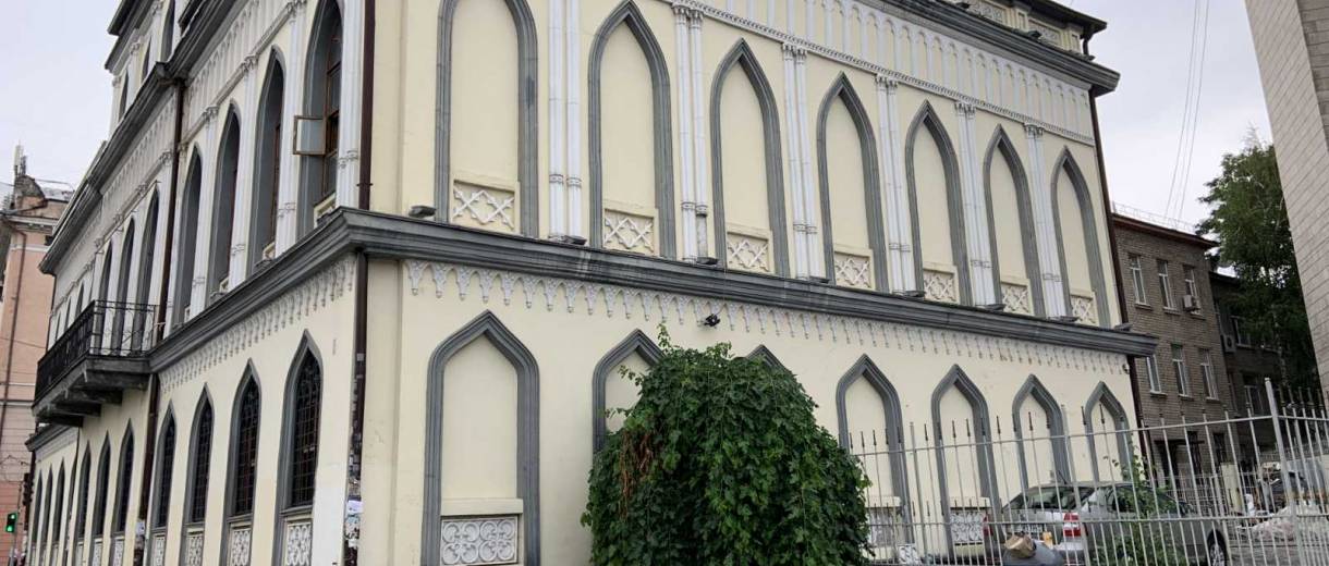 Рекламный экран, перекрывавший исторический фасад Дома губернатора в Днепре, демонтировали