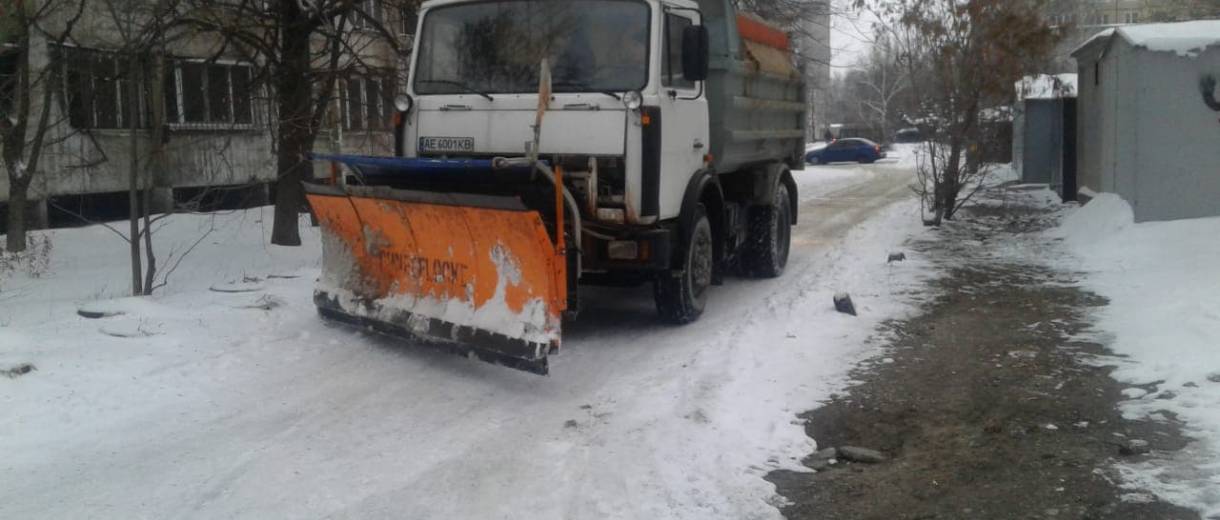 На выходых автодороги Днепра убирало более 80 единиц спецтехники: фото