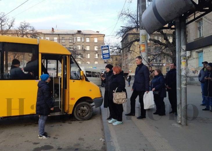 В Днепре водители увольняются и закрывают маршруты (ВИДЕО)