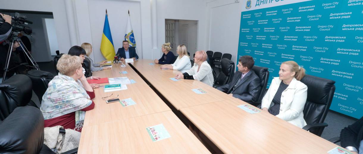 В мэрии Днепра поздравили с Днем усыновления приемных родителей, родителей-воспитателей и опекунов