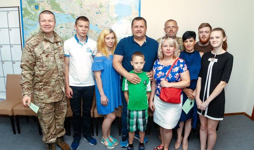 В Днепре семьи украинских бойцов получили ключи от новых квартир: фото