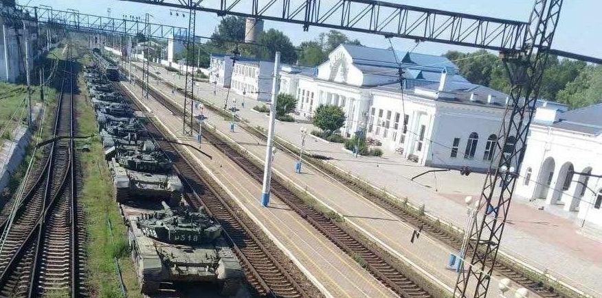 В Мелитополе на ж/д вокзале появились древние танки рф