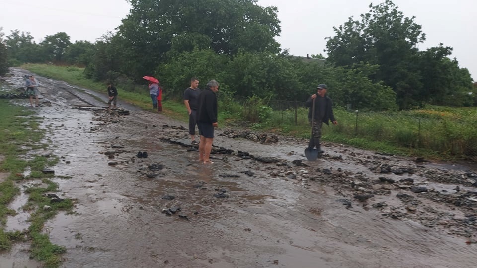Люди остались без огородов и дороги: летние дожди стали разрушительными в Днепропетровской области (ВИДЕО)