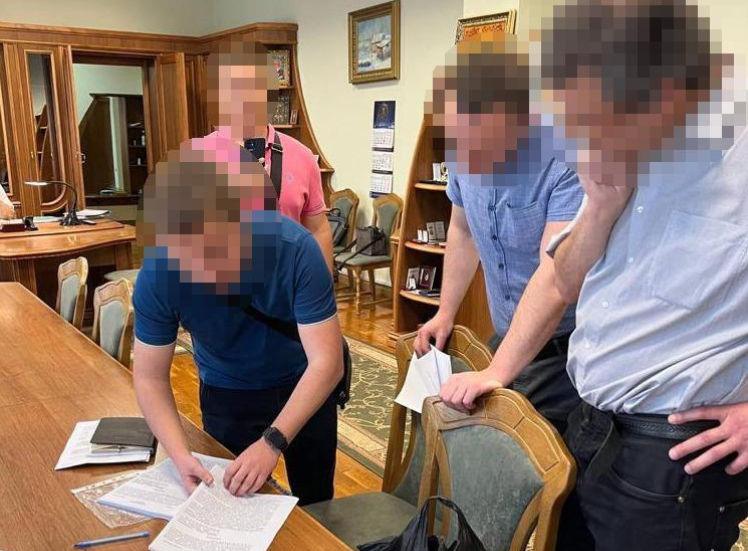 Майже мільйон гривень: на Дніпропетровщині ректора і підрядника підозрюють у привласненні грошей