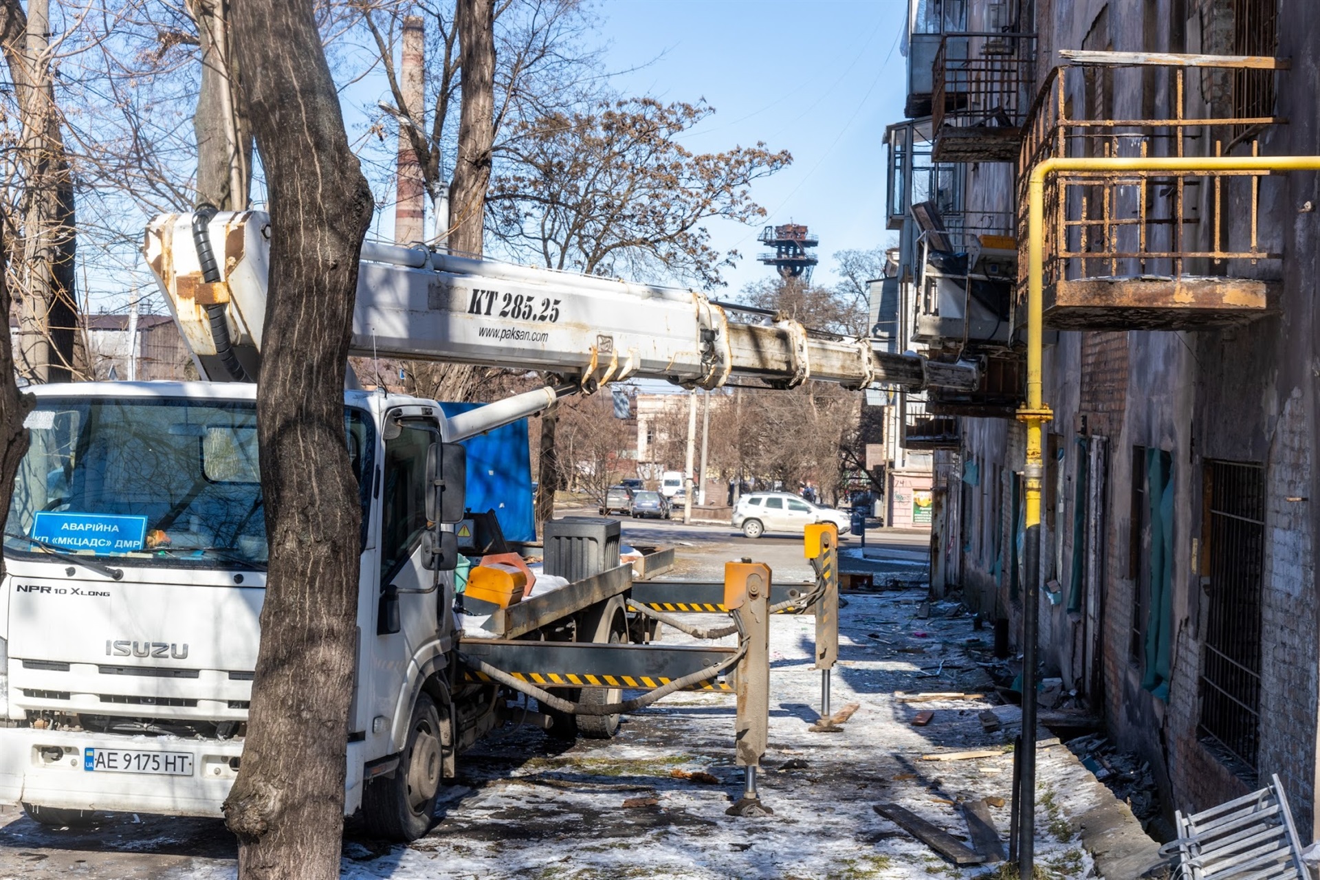 Отопление и электроснабжение восстановили: в Днепре ликвидируют последствия ракетного удара