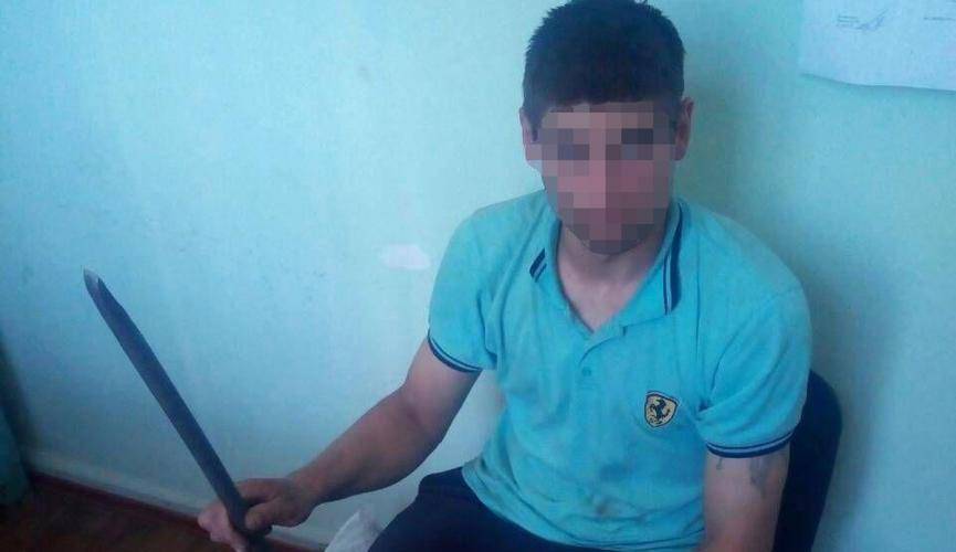 В Днепре мужчина пытался сломать видеокамеру на фасаде музея