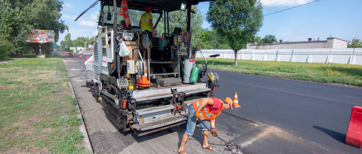 В Каменском ремонтируют дороги города и поселка Карнауховка (ФОТО)