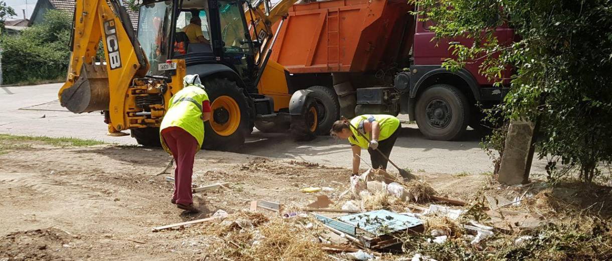 Улицы Днепра очищают от стихийных свалок (ВИДЕО)