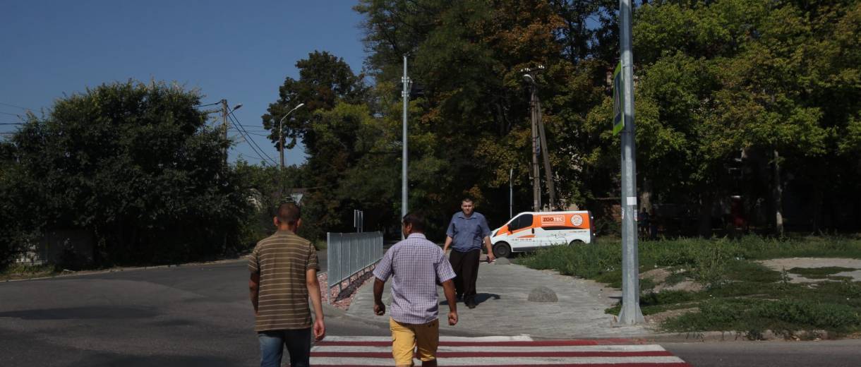 У Дніпрі приділяють велику увагу безпеці руху: встановлюють дорожні знаки, острівці безпеки, нові світлофори
