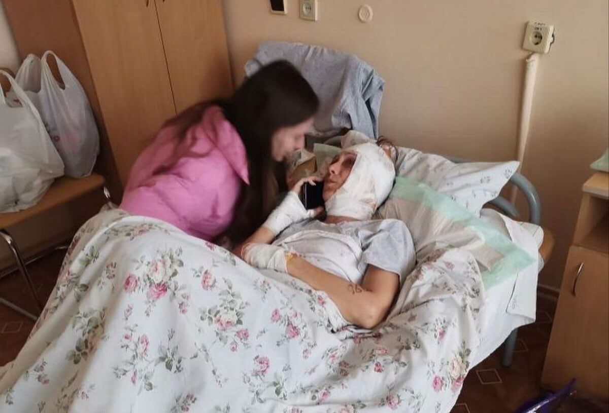 Їх стан вкрай важкий: донька розповіла про батьків, які були вдома під час ракетного удару по Дніпру