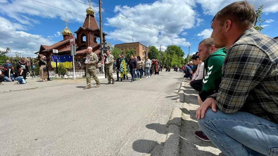 Прийшло мало не все місто: у Нікополі провели в останню путь Героя Руслана Романова (Фото)