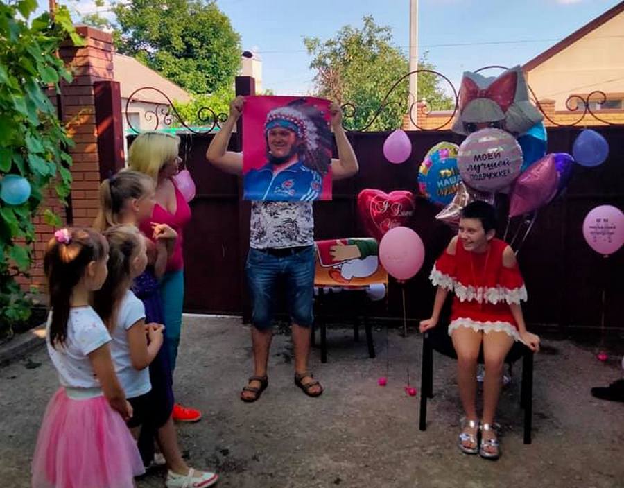 12-летнюю Свету, которую сбили в страшном ДТП под Днепром, встречали всем двором