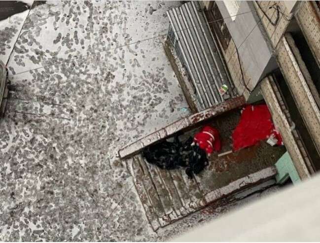 В Днепре мужчине, на которого с 14-го этажа упала женщина, собирают помощь