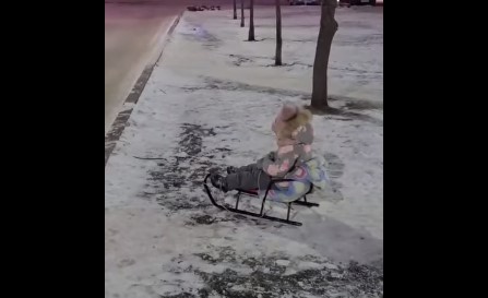 Шок! Мать бросила ребенка в санках у дороги и пошла за рыбой (ВИДЕО)