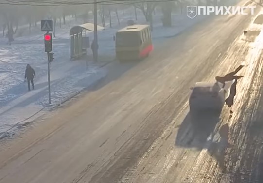 Очередной авто-хам сбил пешеходов на переходе (ВИДЕО)