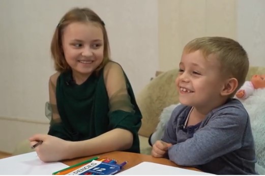 Милые и веселые братик с сестричкой больше не нужны родным людям: теперь они ищут любящую семью (ВИДЕО)