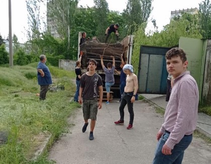 В Днепре директор школы организовал школьников разгрузить 3 тонны металлолома (ВИДЕО, ФОТО)