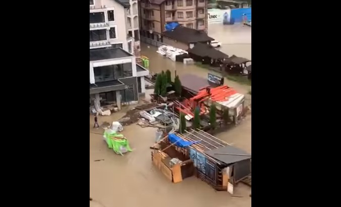 Смывает все: в Прикарпатье настоящий потоп (ВИДЕО)