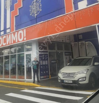 Ближе только в лифте: посетитель ТЦ в Днепре организовал себе VIP-парковку